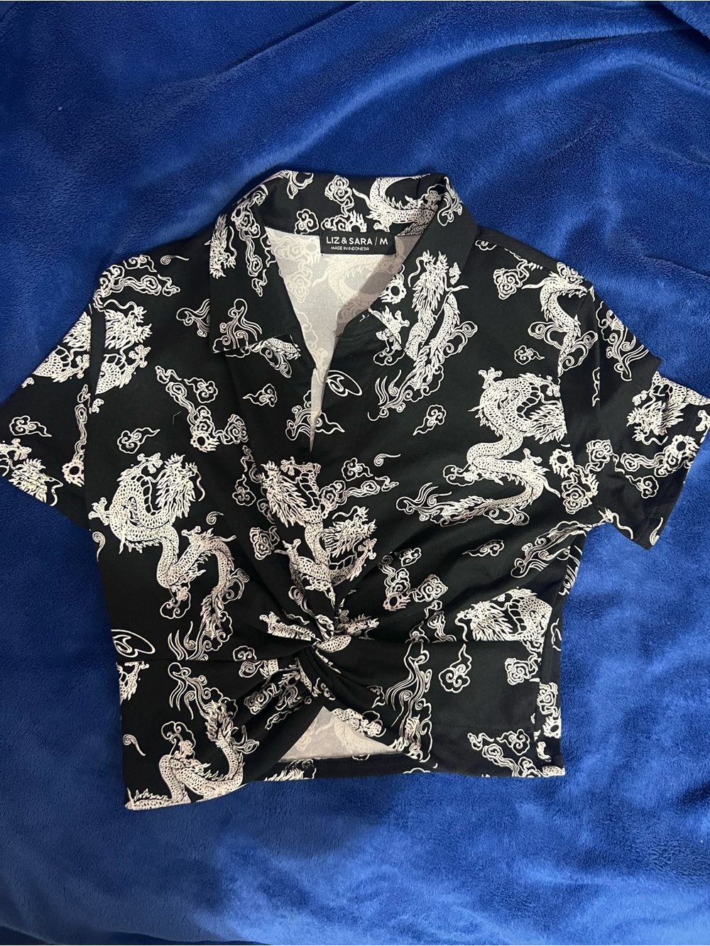 Liz & Sara Black White Dragon Print Front Twist Knot Crop Top Shirt Size M